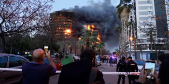 Ohnivé peklo zachvátilo věžák ve Španělsku. Na místě je polní nemocnice, hrozí mnoho obětí