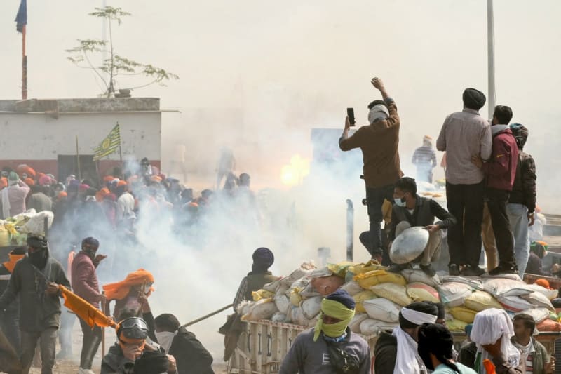 Protest indických zemědělců u Nového Dillí rozehnala policie slzným plynem a vodními děly (21. 2. 2024).