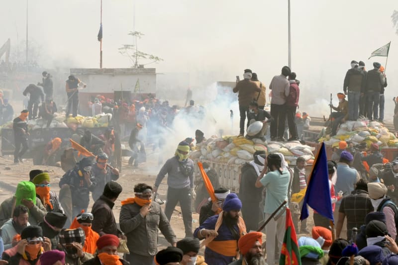 Protest indických zemědělců u Nového Dillí rozehnala policie slzným plynem a vodními děly (21. 2. 2024).
