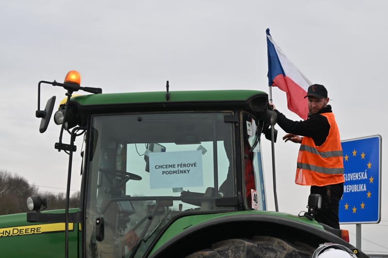 Stovky traktorů blokují hranici se Slovenskem.