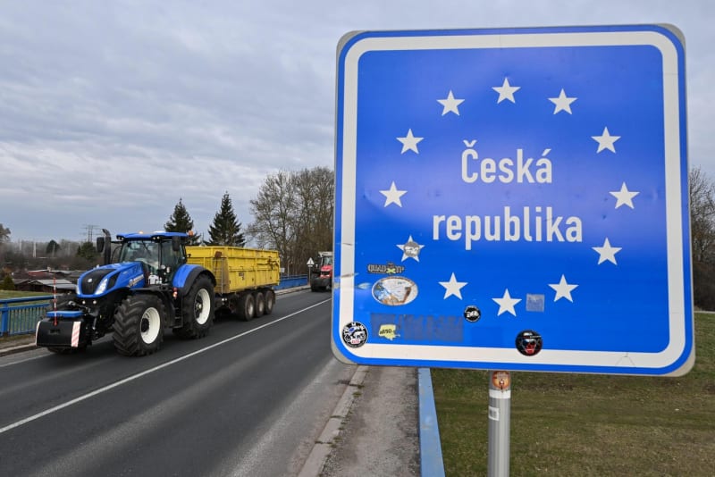 Zemědělci zablokovali hranici se Slovenskem.
