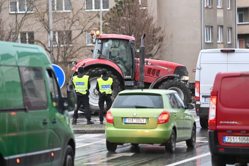 Kolem 160 zemědělských strojů přijelo na protestní jízdu z Kutné Hory do Kolína.