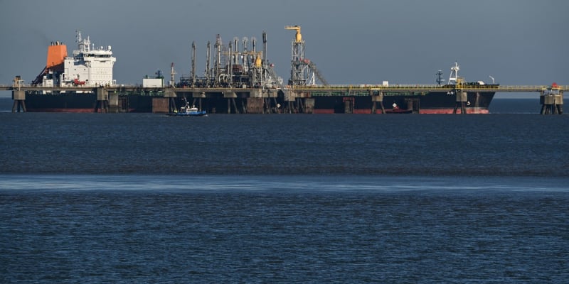 Tanker se 40 000 tunami nafty z Ruska kotví v německém přístavu Wilhelmshaven (leden 2023)