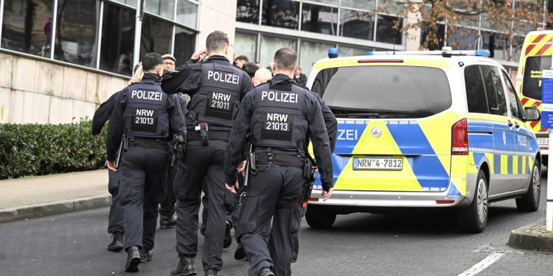 Zásah policie po útoku nožem v gymnáziu ve Wuppertalu