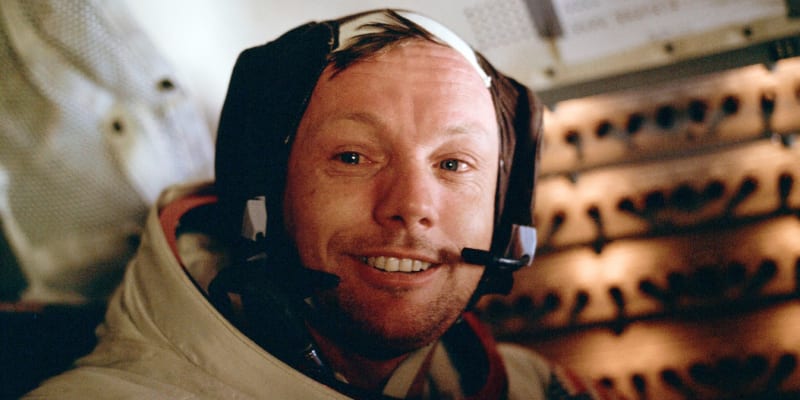 Prvním člověkem na Měsíci byl Neil Armstrong. Snímek byl pořízen uvnitř přistávacího modulu Apollo 11