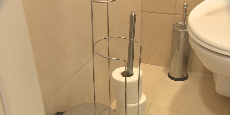Některé nemocnice po pacientech požadují, aby si donesli vlastní toaletní papír.