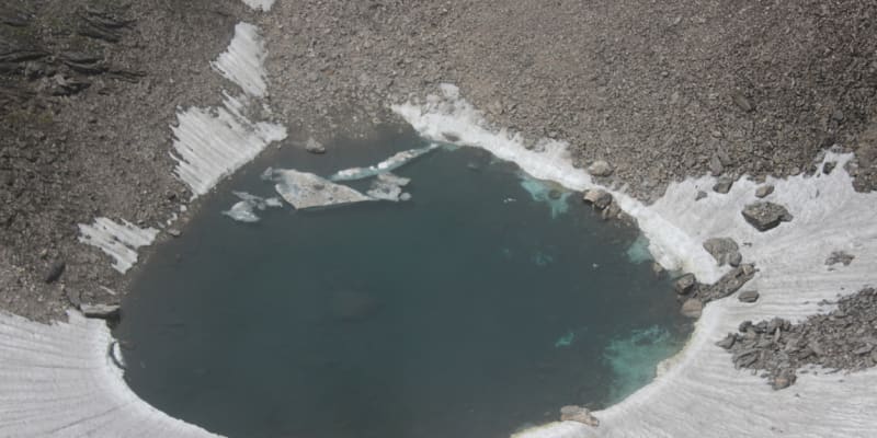 Jezero Rúp Kund bývá v průběhu roku zamrzlé, i to pomohlo zakonzervovat hrůzný nález