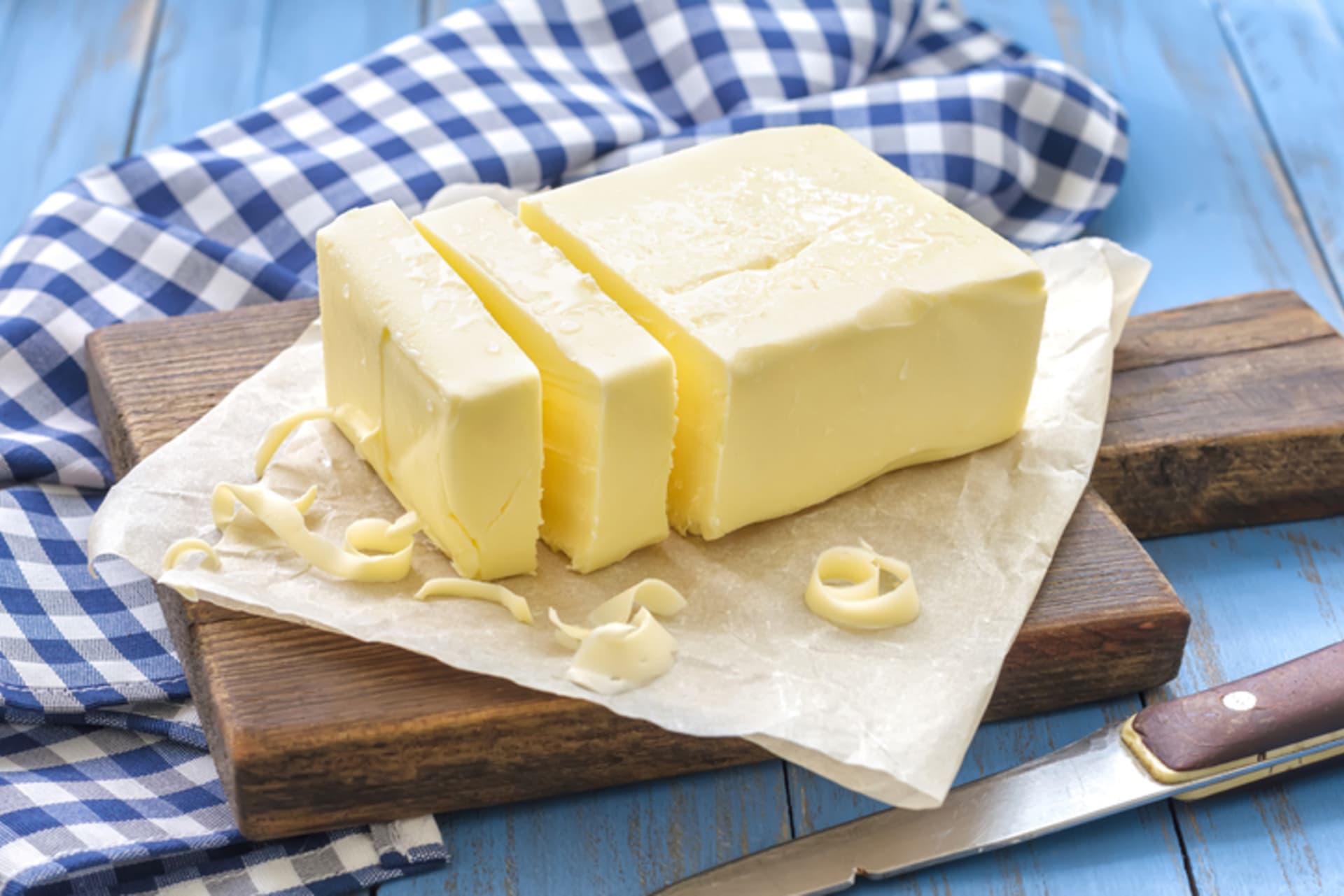 Proč byste si měli dávat máslo na hlavu?