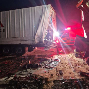 Provoz na dálnici D5 na Tachovsku ve směru na Prahu zastavila nehoda dvou kamionů