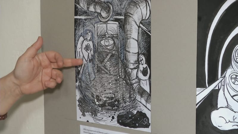 Olena Zaichenko vystavuje obrazy a kresby, které malovala v evakuačním vlaku při útěku z rodného Kyjeva.