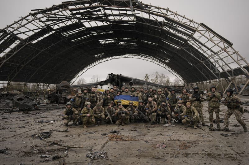 Ukrajinci oslavují znovuobsazení letiště Hostomel