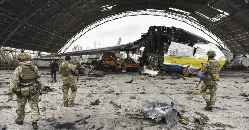 Symbolem bitvy o letiště Hostomel se stal zničený obří Antonov An-225 Mrija