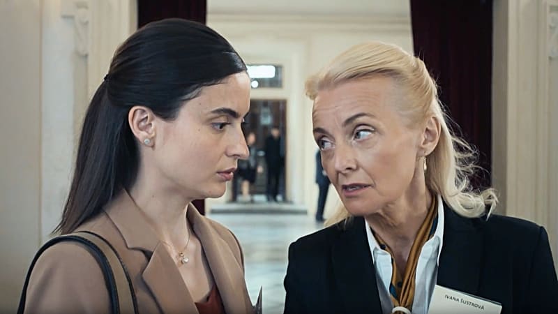 Eva Podzimková a Veronika Žilková v divácky oblíbeném seriálu Sedm schodů k moci. 
