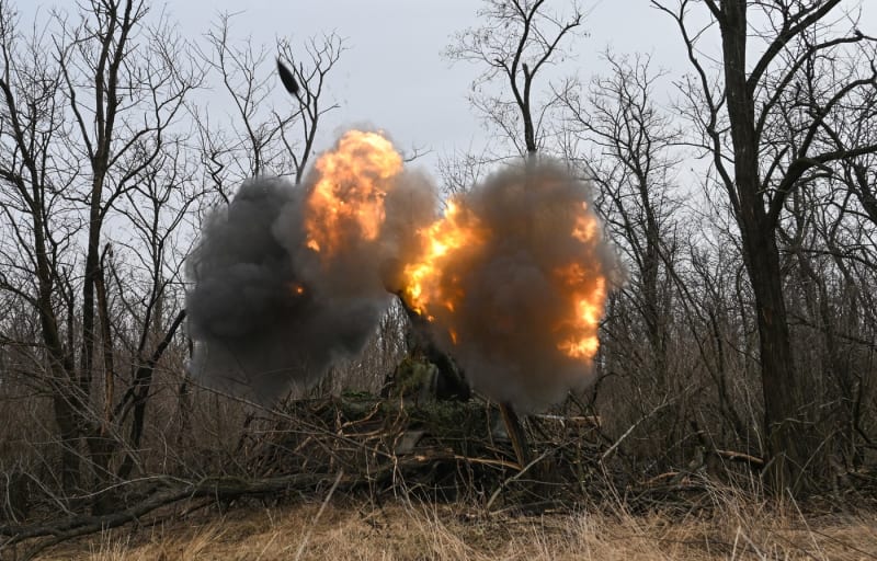 Ruské dělostřelectvo pálí na ukrajinské pozice.