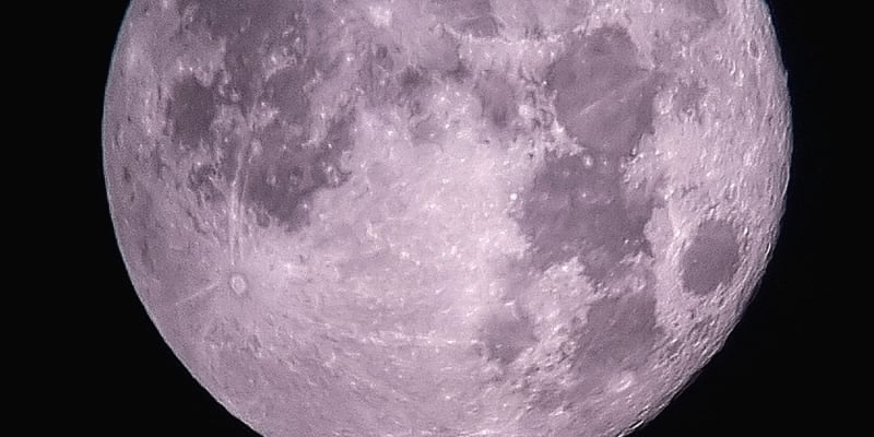 Fascinující snímek Měsíce pořídil během úplňku v září 2023 amatérský fotograf pomocí mobilního telefonu a dalekohledu ze supermarketu 
