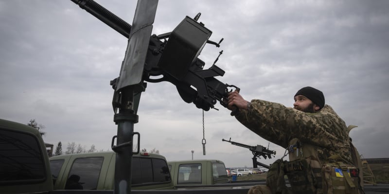 Ukrajinský voják u mobilního protiletadlového kompletu
