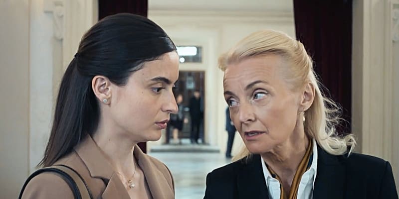 Eva Podzimková a Veronika Žilková v seriálu Sedm schodů k moci. 