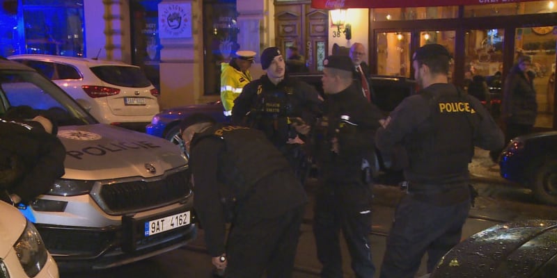 Policisté pronásledovali centrem Prahy řidiče Porsche (22. 2. 2024).