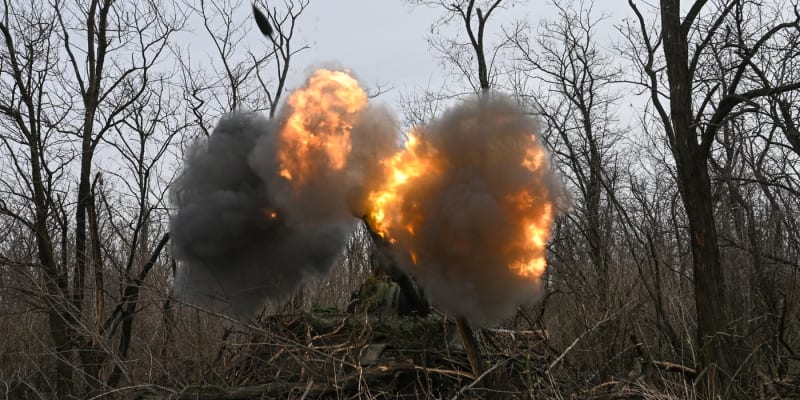 Ruské dělostřelectvo pálí na ukrajinské pozice.