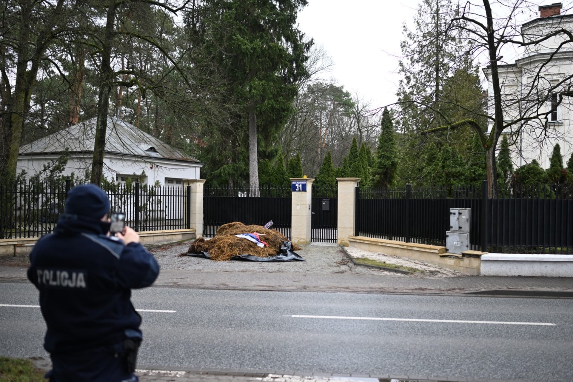 Aktivisté vyklopili hnůj před rezidenci ruského velvyslance ve Varšavě (24. 2. 2024).