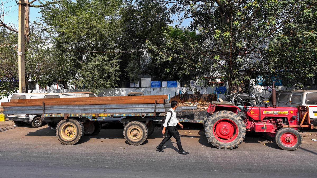 V Indii boural traktor s vozíkem. (Ilustrační foto)