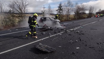 Hlavní tah z východních Čech na Moravu zablokovala nehoda tří aut, jedno hořelo