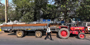 Tragická nehoda v Indii: Pád traktoru s vozíkem do rybníka nepřežilo nejméně 24 lidí