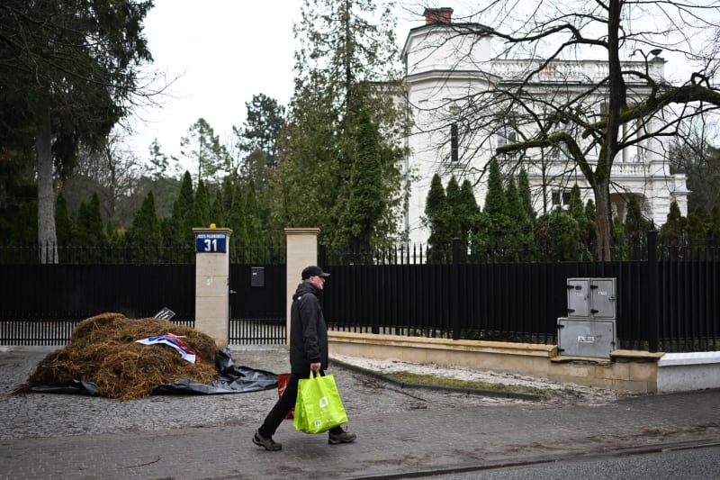 Aktivisté vyklopili hnůj před rezidenci ruského velvyslance ve Varšavě (24. 2. 2024).