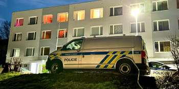 Trojnásobná vražda v Hořovicích: Muž dvě malé děti a ženu uškrtil, v bytě žil s nimi 
