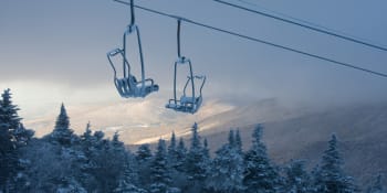 Drama ve skiareálu: Muž visel z lanovky deset metrů nad sjezdovkou, chytali ho do sítě