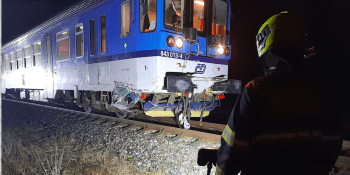 Tragédie na přejezdu: Na Hradecku se střetl vlak s autem. Řidička zemřela, dítě je zraněné