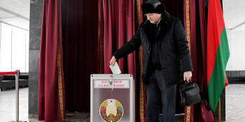 Bělorusko pořádá volby, hledá nové způsoby jejich manipulace. Fraška, hlásí opozice