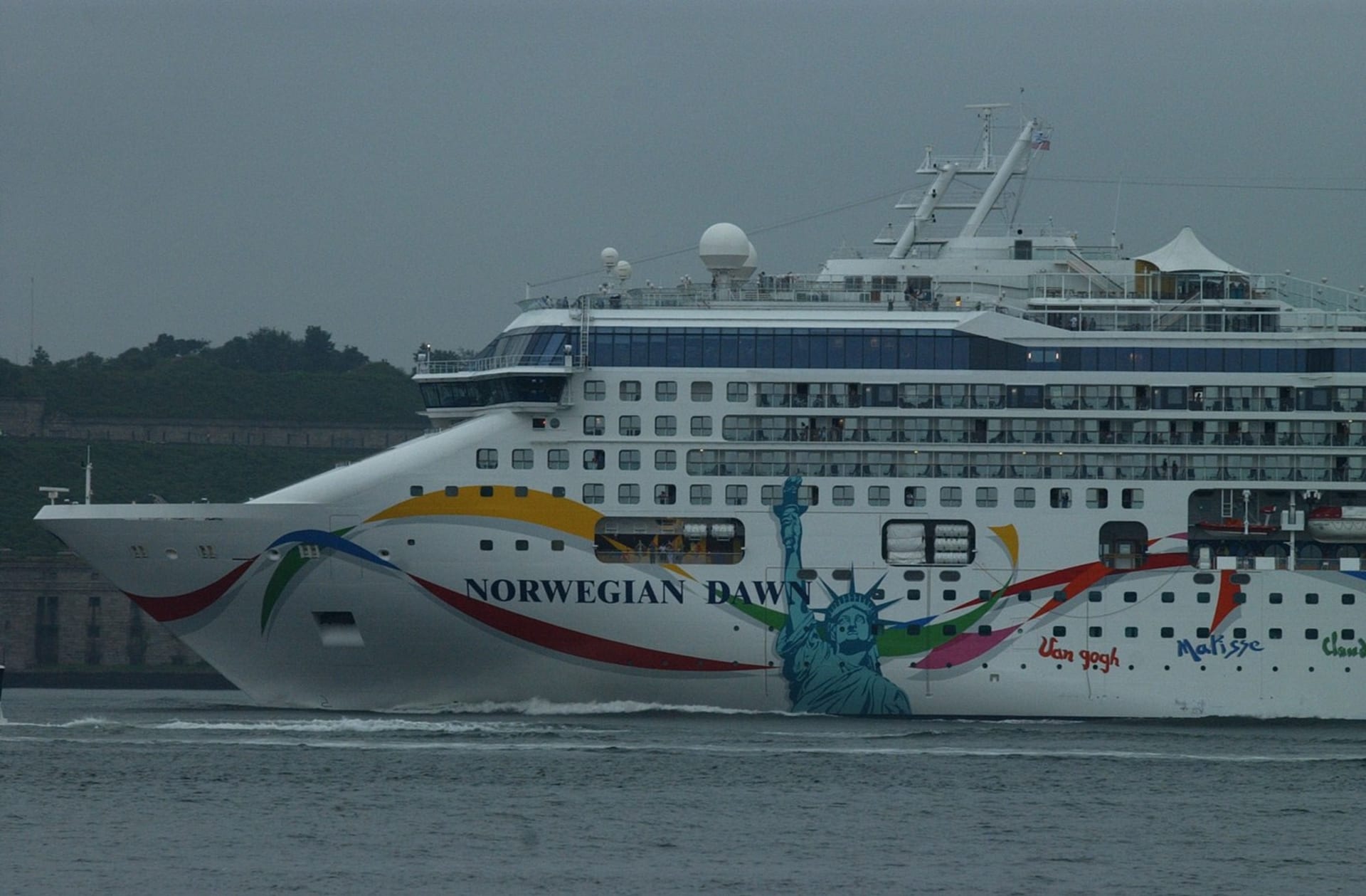 Norwegian Dawn pojme přibližně 2300 pasažérů a 1000 lidí z posádky