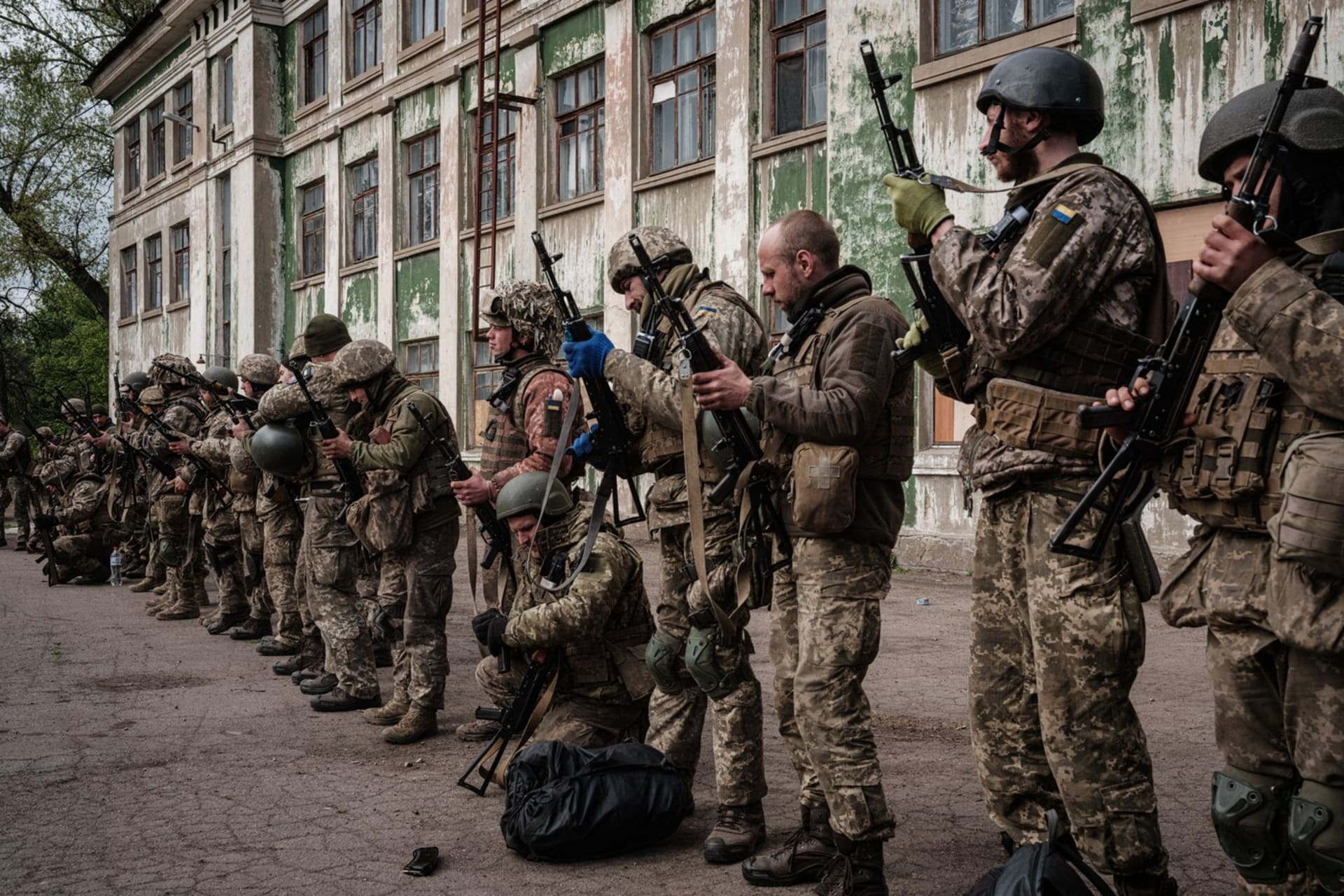 Ukrajinští vojáci po dvou měsících nepřetržitých bojů (duben 2022)