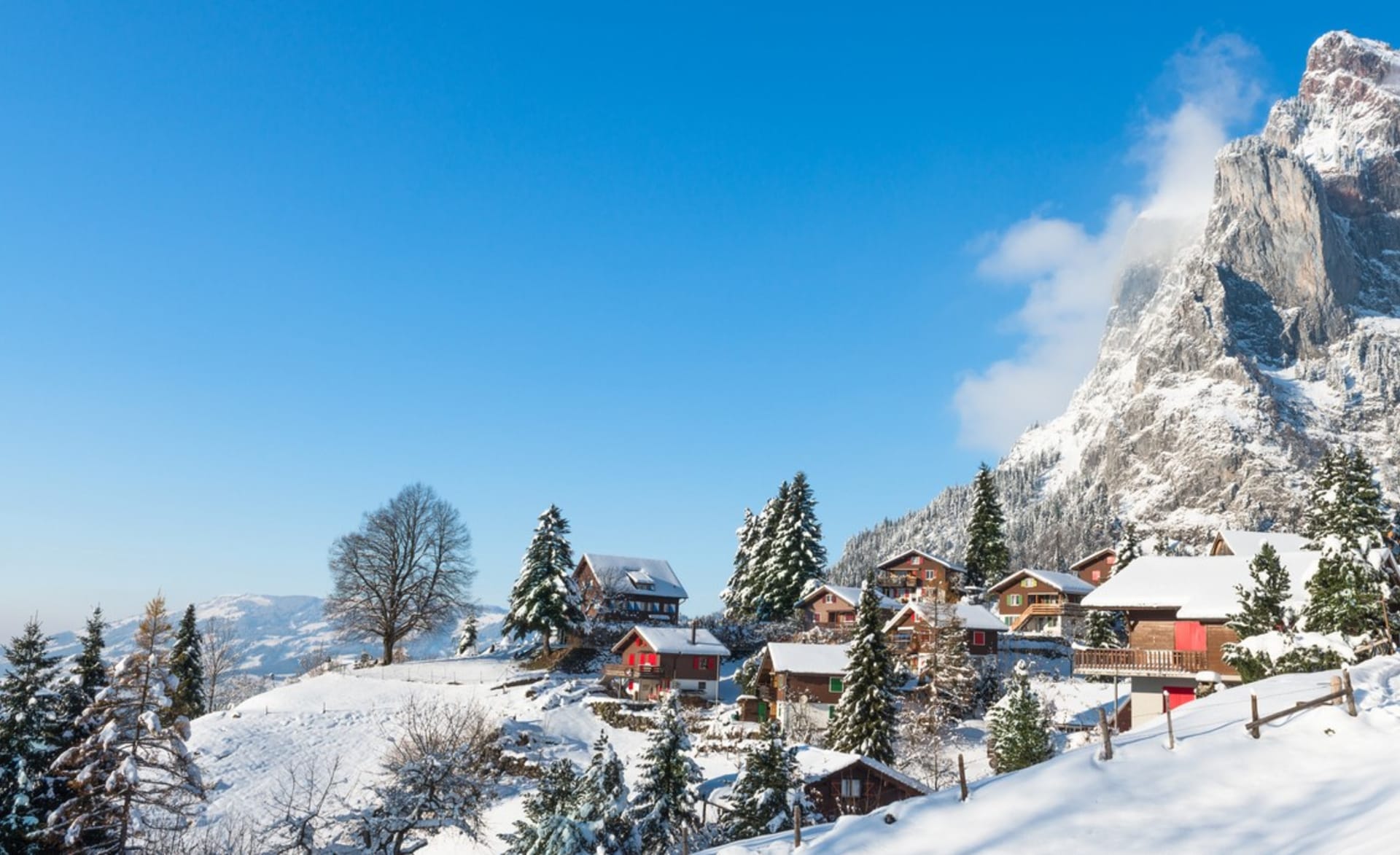 Kanton Valais ve Švýcarsku: V malebné vesničce Albinen vám za bydlení zaplatí. Švýcarská vláda nechce, aby se obec stala místem duchů, nabízí za trvalé přistěhování příspěvek ve výši 25 000 švýcarských franků (přibližně 700 000 Kč) pro dospělé do 45 let.