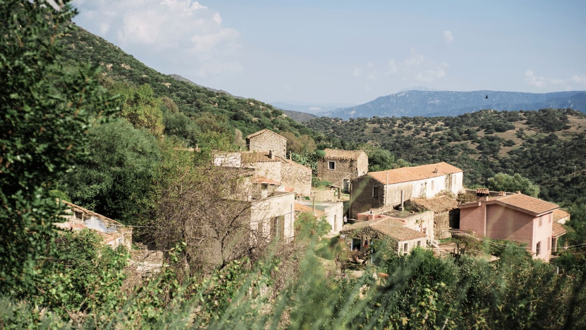 Žadatelé, kteří se přestěhují do obce ve vnitrozemí Sardinie s méně než 3 000 obyvateli, obdrží platbu až do výše 15 000 eur (přibližně 350 000 Kč).
