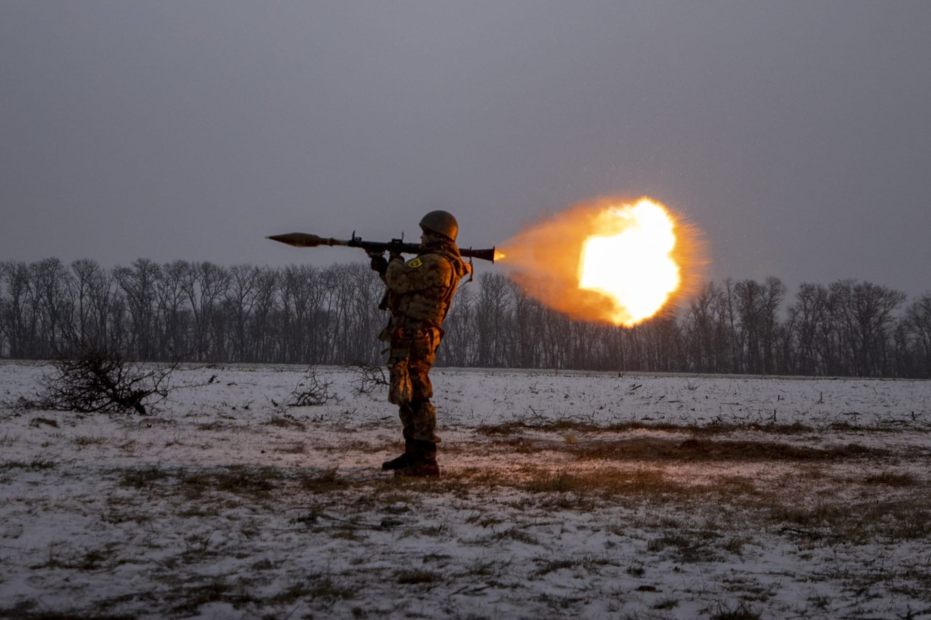 Ukrajinský voják střílí z protitankové zbraně RPG-7