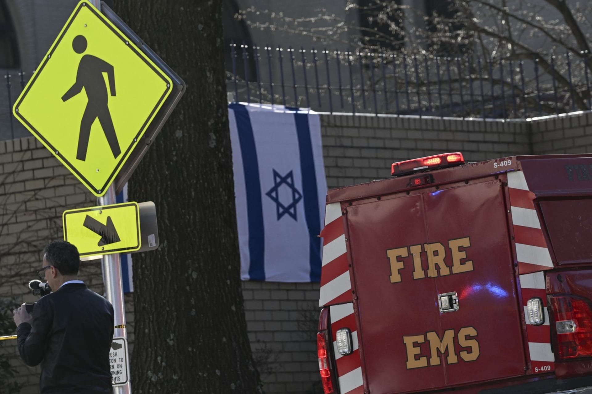 Před ambasádou Izraele ve Washingtonu se pokusil upálit muž.