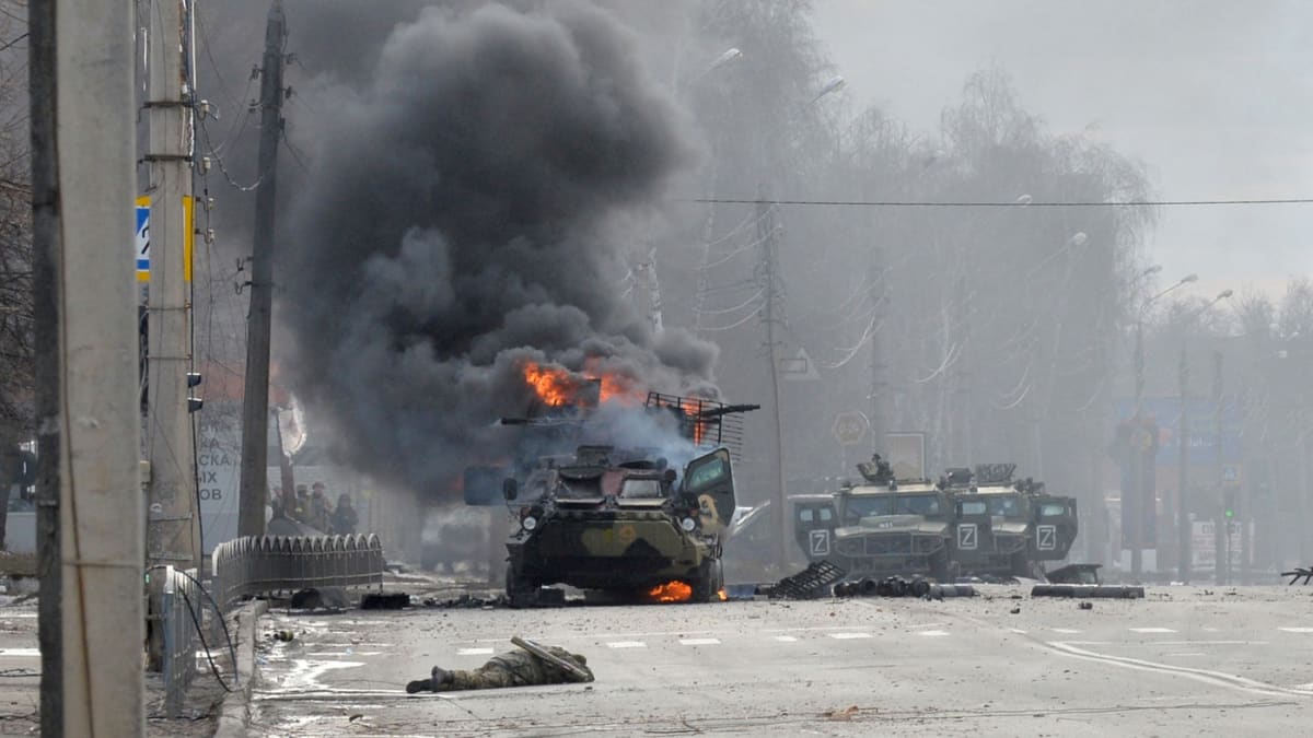 Hořící ruský obrněný transportér v Charkově 27. února 2022