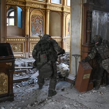 Ruští vojáci v kostele v Avdijivce