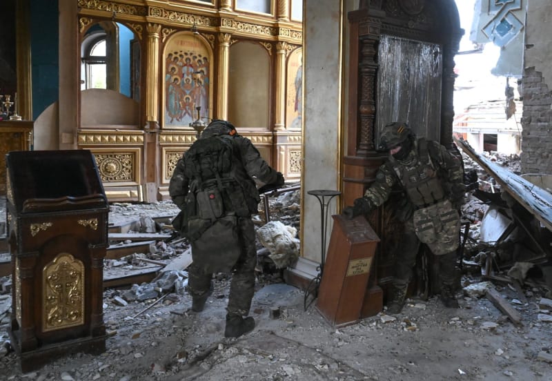 Ruští vojáci v kostele v Avdijivce