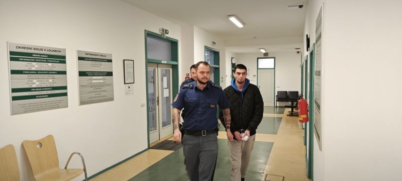 Odsouzený Dominik Marek v doprovodu vězeňské stráže