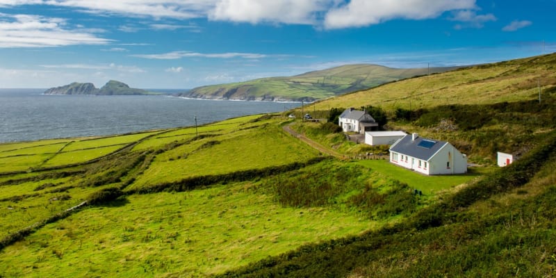 Irsko nabízí zajímavé finanční pobídky lidem, kteří se chtějí přestěhovat na některý z jeho více než 30 odlehlých ostrovů, které nemají mostní spojení s pevninou.