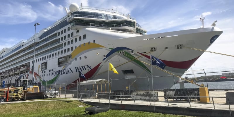 Velká výletní loď Norwegian Dawn 