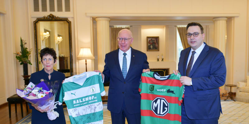 Ministr zahraničí Jan Lipavský do Austrálie coby dar přivezl dresy fotbalistů Bohemians 1905. Jeden z dresů dostal i generální guvernér David Hurley.