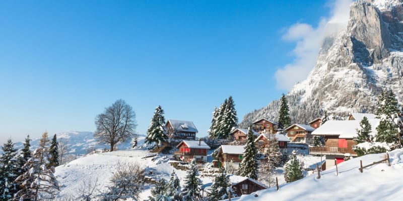 Kanton Valais ve Švýcarsku: V malebné vesničce Albinen vám za bydlení zaplatí. Švýcarská vláda nechce, aby se obec stala místem duchů, nabízí za trvalé přistěhování příspěvek ve výši 25 000 švýcarských franků (přibližně 700 000 Kč) pro dospělé do 45 let.