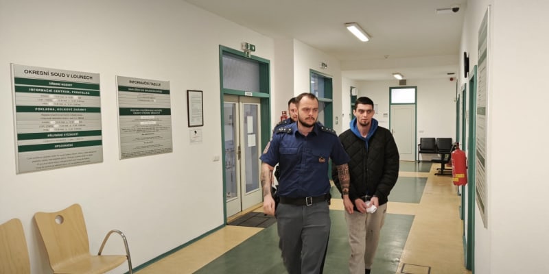 Odsouzený Dominik Marek v doprovodu vězeňské stráže