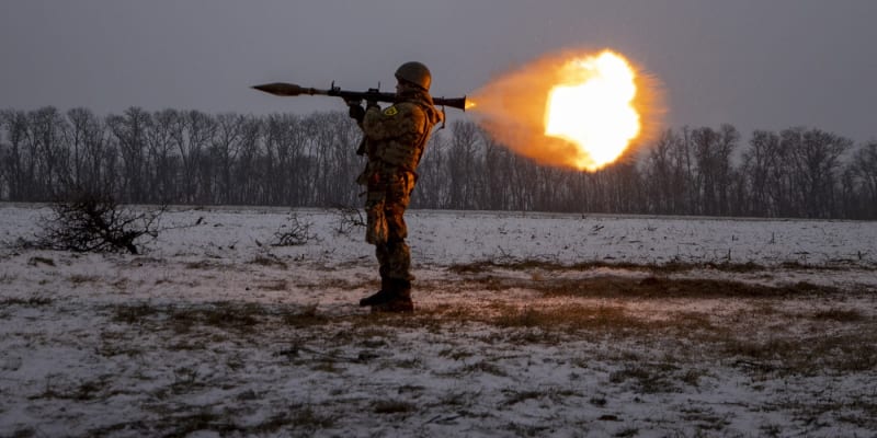 Ukrajinský voják cvičí s RPG-7.