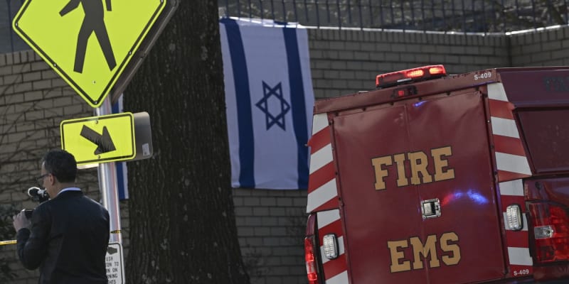 Před ambasádou Izraele ve Washingtonu se pokusil upálit muž.