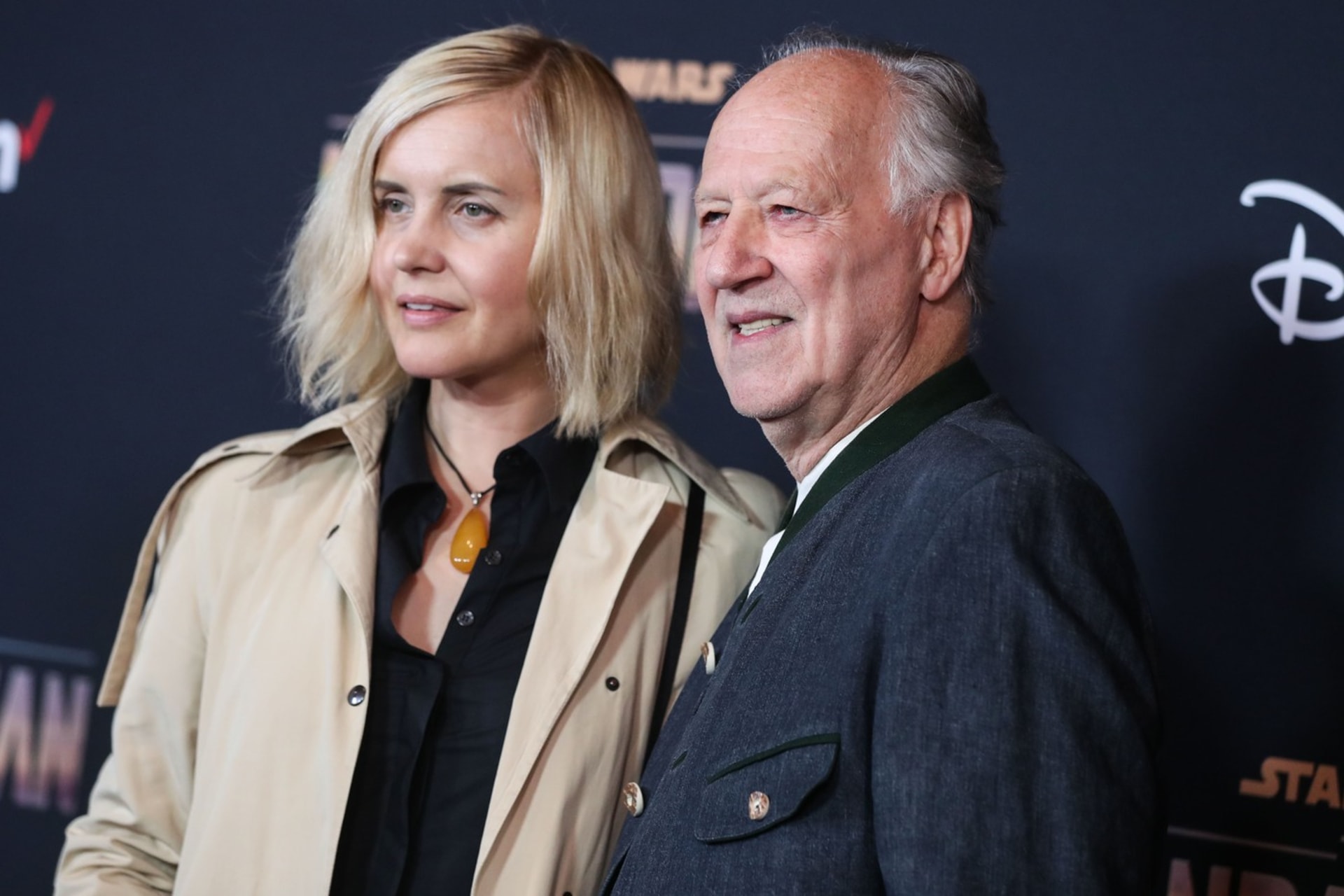 Werner Herzog s manželkou Lenou na premiéře seriálu The Mandalorian